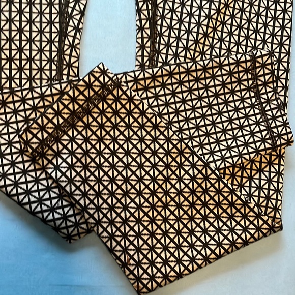 Lululemon Size 8 Wunder Unders - Picture 8 of 11